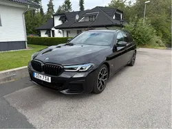 Svart Begagnad 2023 BMW 520 M Sport Kombi | 449 000 kr (Marknadspris)