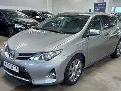 Ljusgrå (grå) Begagnad 2014 Toyota Auris Hybrid Edition Halvkombi | 149 999 kr (Marknadspris)