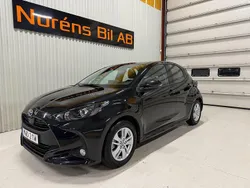 Svart Begagnad 2023 Toyota Yaris Hybrid Active Halvkombi | 239 000 kr (Lite dyr)