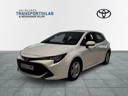 Vit Begagnad 2022 Toyota Corolla Hybrid Halvkombi | 234 900 kr (Marknadspris)