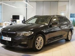 Svart Begagnad 2020 BMW 330e M Sport Kombi | 304 900 kr (Marknadspris)