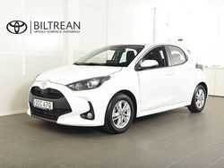 Vit Begagnad 2024 Toyota Yaris Hybrid Active Halvkombi | 239 000 kr (Marknadspris)