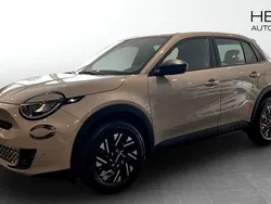 Grå (beige) Ny 2025 Fiat 600 Lounge SUV | 307 800 kr (Marknadspris)