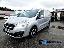 Grå Begagnad 2017 Peugeot Partner S Minibuss | 89 875 kr (Marknadspris)