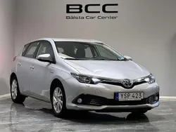 Silver Begagnad 2018 Toyota Auris Hybrid Active Halvkombi | 129 900 kr (Bra pris)