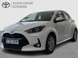 Vit Begagnad 2023 Toyota Yaris Hybrid Active Halvkombi | 229 900 kr (Marknadspris)