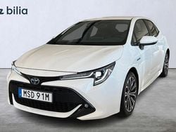 Vit Begagnad 2019 Toyota Corolla Hybrid Style Halvkombi | 219 900 kr (Marknadspris)