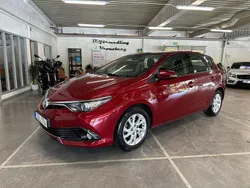 Röd Begagnad 2017 Toyota Auris Active Halvkombi | 149 900 kr (Marknadspris)