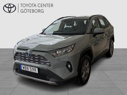 Grön Begagnad 2022 Toyota RAV4 Hybrid Active SUV | 359 900 kr (Marknadspris)