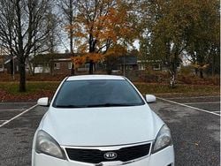 Vit Begagnad 2010 Kia Ceed Halvkombi | 30 000 kr (Marknadspris)