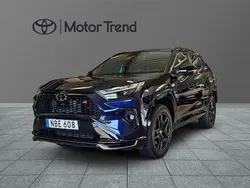 Mörkblå (blå) Begagnad 2023 Toyota RAV4 Hybrid Sport SUV | 575 000 kr (Marknadspris)