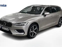 Ljusgrå (grå) Begagnad 2023 Volvo V60 Plus Kombi | 459 000 kr (Marknadspris)