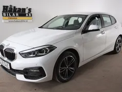 Vit Begagnad 2021 BMW 118 Sport Line Halvkombi | 229 500 kr (Lite dyr)