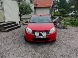 Röd Begagnad 2011 Dacia Sandero Halvkombi | 24 900 kr (Marknadspris)