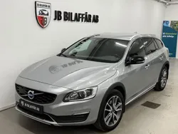 Silver Begagnad 2016 Volvo V60 CC Summum Kombi | 184 700 kr (Bra pris)