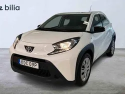 Vit Begagnad 2022 Toyota Aygo Play Halvkombi | 159 900 kr (Marknadspris)