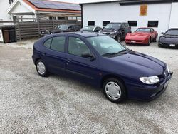 Ljusblå Begagnad 1999 Renault Mégane Halvkombi | 25 000 kr