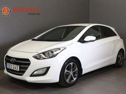 Vit Begagnad 2016 Hyundai i30 Comfort Halvkombi | 109 000 kr (Marknadspris)
