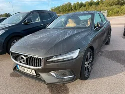 Mörkgrå (pine grey metallic) Begagnad 2022 Volvo S60 Inscription Sedan | 409 000 kr (Marknadspris)