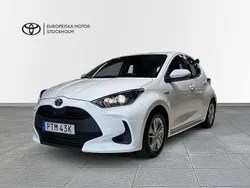 Vit Begagnad 2021 Toyota Yaris Hybrid Active Halvkombi | 204 900 kr (Marknadspris)