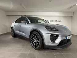 Silver (dolomite silver metallic) Ny 2025 Porsche Macan SUV | 1 182 400 kr (Dyr)