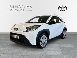 Vit Begagnad 2023 Toyota Aygo Play Halvkombi | 189 900 kr (Marknadspris)