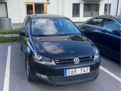 Svart Begagnad 2014 VW Polo Halvkombi | 73 000 kr (Marknadspris)