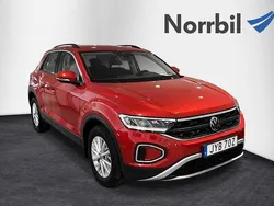 Mörkröd Begagnad 2022 VW T-Roc Life SUV | 229 000 kr (Bra pris)