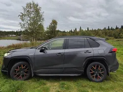Grå Begagnad 2020 Toyota RAV4 Hybrid Style SUV | 316 900 kr (Marknadspris)