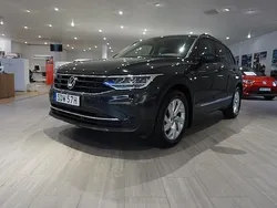 Grå Begagnad 2022 VW Tiguan Life SUV | 284 500 kr (Marknadspris)