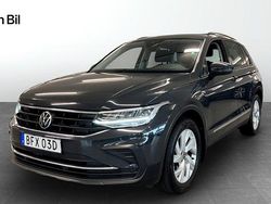 Grå Begagnad 2021 VW Tiguan Life SUV | 259 900 kr (Marknadspris)