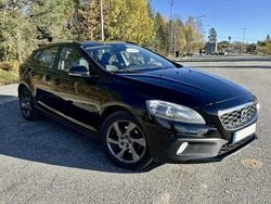 Svart Begagnad 2015 Volvo V40 CC Momentum Kombi | 85 000 kr (Marknadspris)