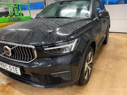 Svart Begagnad 2023 Volvo XC40 Core SUV | 319 000 kr (Marknadspris)