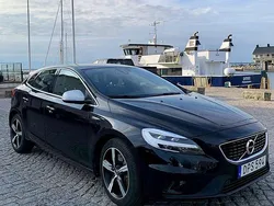 Svart Begagnad 2019 Volvo V40 R-Design Kombi | 220 000 kr (Dyr)