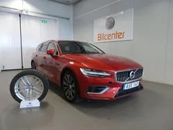 Röd Begagnad 2022 Volvo V60 Kombi | 369 900 kr (Marknadspris)