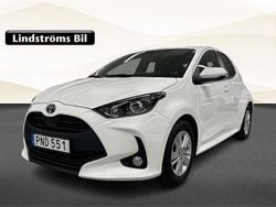 Vit Begagnad 2022 Toyota Yaris Hybrid Active Halvkombi | 213 000 kr (Marknadspris)