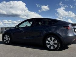Grå Begagnad 2022 Tesla Model Y Long Range AWD SUV | 379 000 kr (Bra pris)