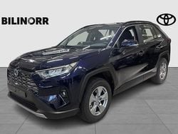 Mörkblå (blå) Ny 2025 Toyota RAV4 Hybrid Active SUV | 443 800 kr (Marknadspris)