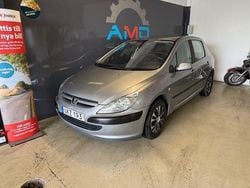 Ljusgrå (grå) Begagnad 2004 Peugeot 307 Halvkombi | 19 900 kr (Marknadspris)