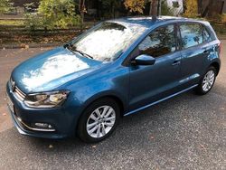 Blå Begagnad 2015 VW Polo Halvkombi | 129 900 kr (Marknadspris)