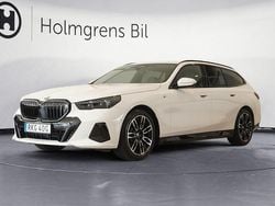 Vit Begagnad 2024 BMW 520 M Sport Kombi | 599 800 kr (Marknadspris)