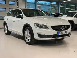 Vit Begagnad 2016 Volvo V60 CC Momentum Kombi | 159 900 kr (Marknadspris)