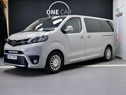 Ljusbrun Begagnad 2021 Toyota Proace Verso Kombi | 399 800 kr (Marknadspris)