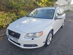 Vit Begagnad 2008 Volvo V70 Momentum Kombi | 34 500 kr (Marknadspris)
