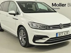 Vit (pure white) Begagnad 2021 VW Touran R-line Minibuss | 309 900 kr (Marknadspris)