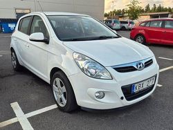 Vit Begagnad 2012 Hyundai i20 Premium Halvkombi | 44 900 kr (Marknadspris)