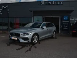 Grå Begagnad 2021 Volvo V60 Momentum Kombi | 294 900 kr (Marknadspris)