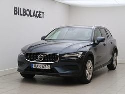 Mörkblå Begagnad 2024 Volvo V60 CC Core Kombi | 384 800 kr (Superpris)