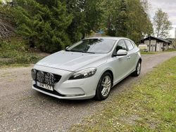 Blå Begagnad 2016 Volvo V40 Kinetic Kombi | 110 000 kr (Marknadspris)