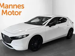 Vit Ny 2025 Mazda 3 Nagisa Halvkombi | 336 700 kr (Marknadspris)